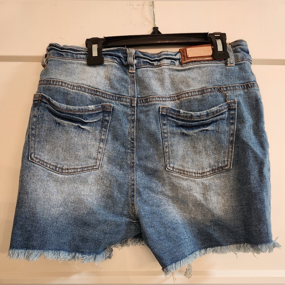 Indigo Saints distressed cutoffs. Size 27. Nwt. - Picture 2 of 2